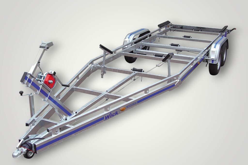 Gebremster Motorboot Trailer mit einer zulässigen Gesamtmasse von 3500kg.